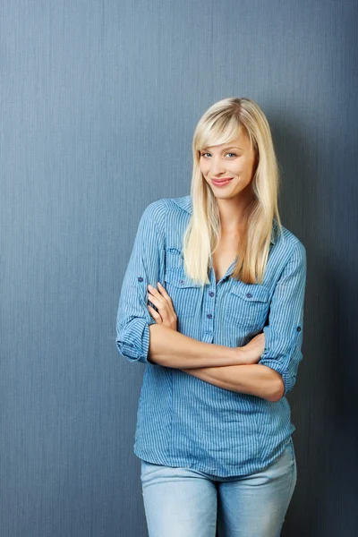 Sorridente bionda femmina — Foto Stock