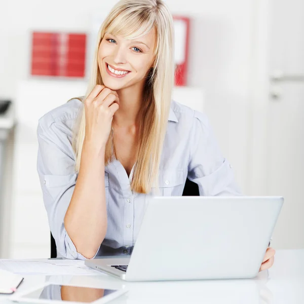 Mulher loira com laptop — Fotografia de Stock