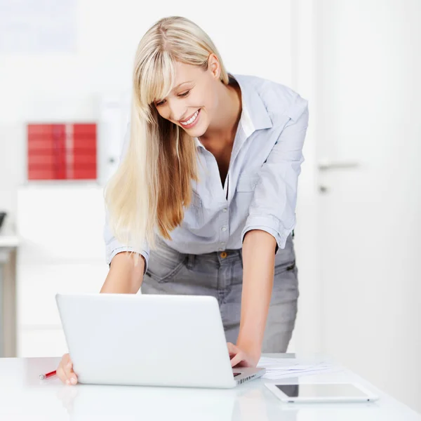 Smiling woman surfing — Stock Photo, Image