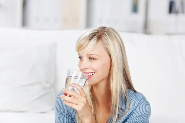 Mujer bebiendo agua mineral — Foto de Stock