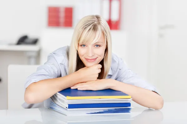 Vrouw met boeken — Stockfoto