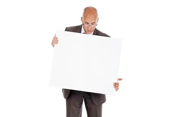 Бизнесмен смотрит на белую бумагу — стоковое фото