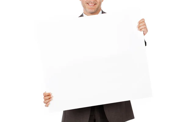 Homem de negócios sorrindo mostrando papel branco — Fotografia de Stock