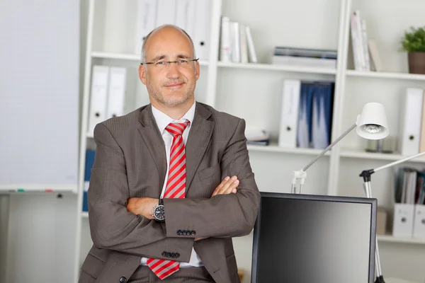 Homme d'affaires prospère avec les bras croisés — Photo