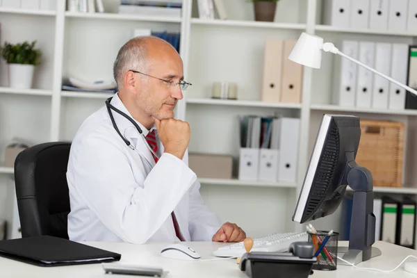 Arzt arbeitet mit Computer — Stockfoto