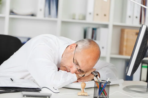 Mogna affärsman sova på skrivbord — Stockfoto