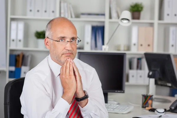 Konzentrierter Geschäftsmann — Stockfoto