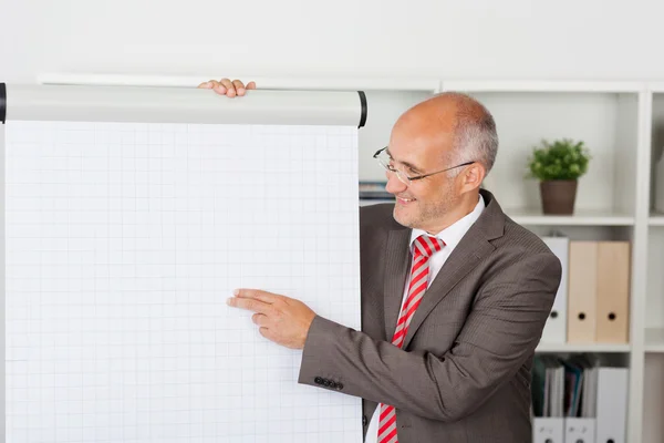 Manager pointing on flipchart — Stock Photo, Image
