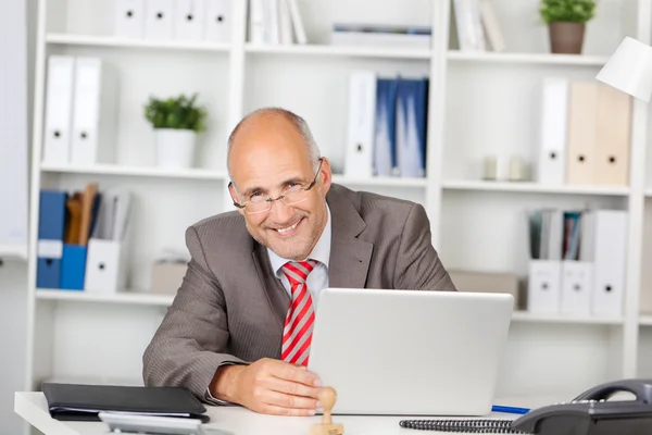 Lachender Geschäftsmann mit Laptop — Stockfoto