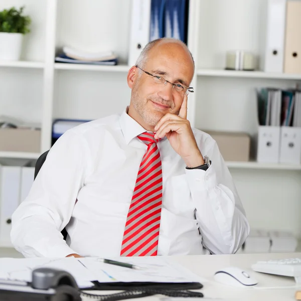 Zufriedener Geschäftsmann lehnt sich zurück — Stockfoto