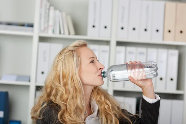 Businesswoman Drinking Water From Bottle — Stock Photo, Image