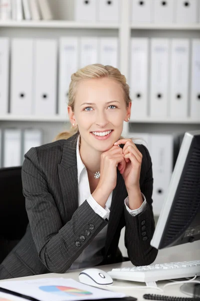 Smiling Young Businesswoman With Hands On Chin — Stock Photo, Image