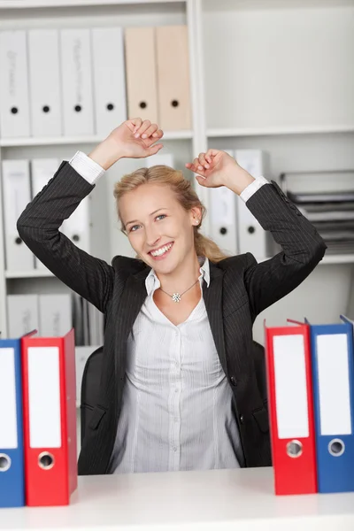 Framgångsrik affärskvinna med armarna upp i office — Stockfoto