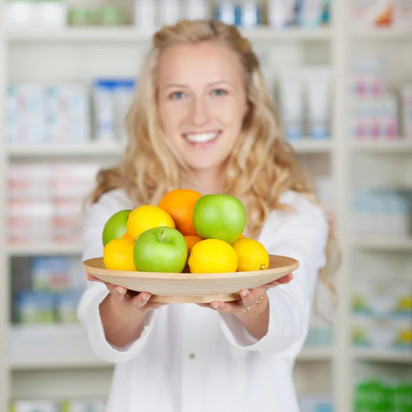 Farmacêutico Feminino Segurando Placa de Frutas — Fotografia de Stock