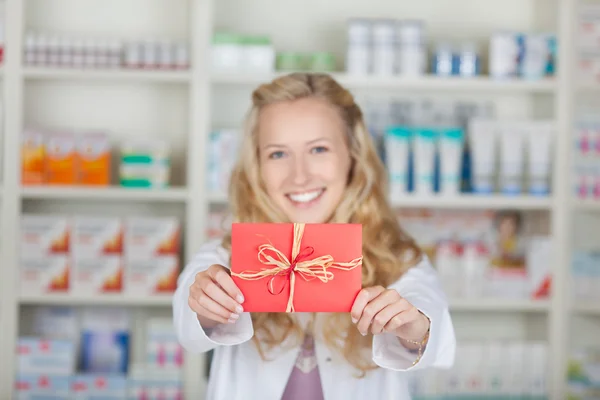Kobieta farmaceuta z premii kupon karty prezent — Zdjęcie stockowe