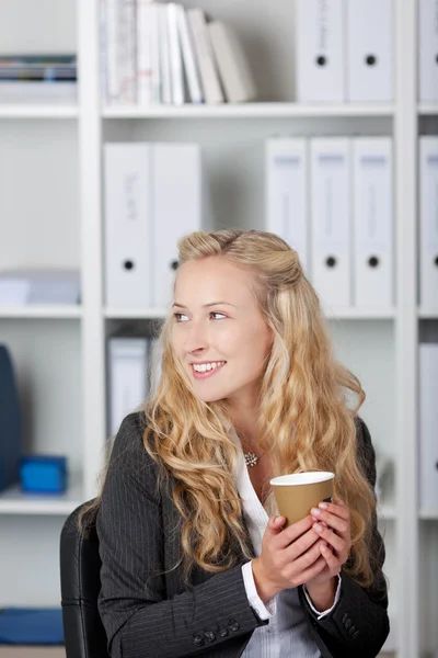 Leende affärskvinna håller kaffekoppen — Stockfoto