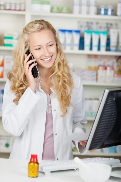 Farmacêutica Feminina que comunica — Fotografia de Stock