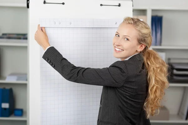 Affärskvinna med blädderblock i office — Stockfoto