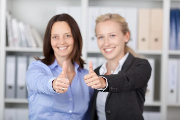 Feliz Businesswomen Mostrando Pulgares Up Sign — Foto de Stock