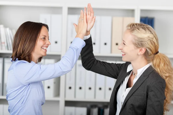 Empresárias felizes Fiving High Five — Fotografia de Stock