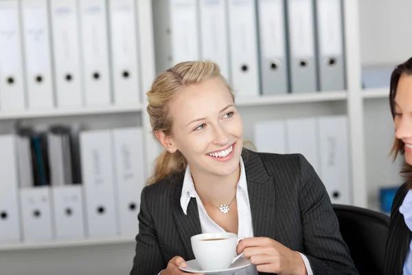 Affärskvinna med kaffe med medarbetare — Stockfoto