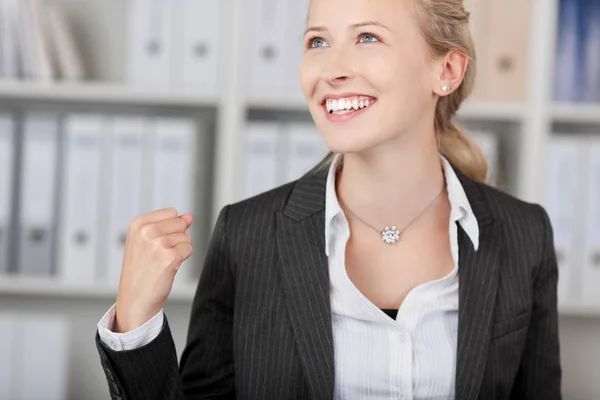 Empresaria con el puño cerrado mirando hacia otro lado — Foto de Stock