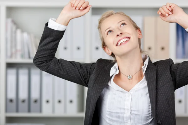 Succesvolle jonge zakenvrouw in office — Stockfoto