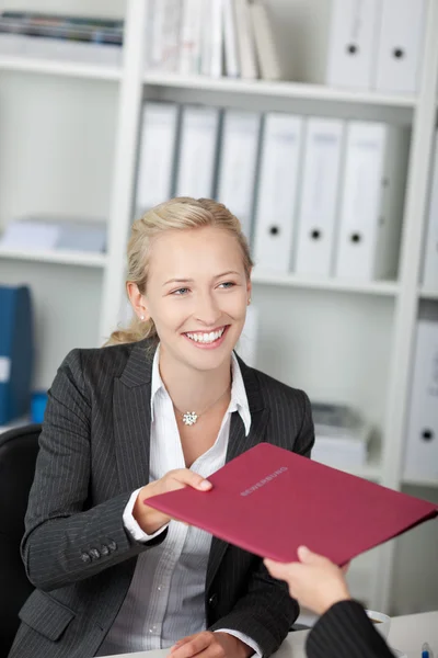 Geschäftsfrau erhält Bewerbungskarte — Stockfoto