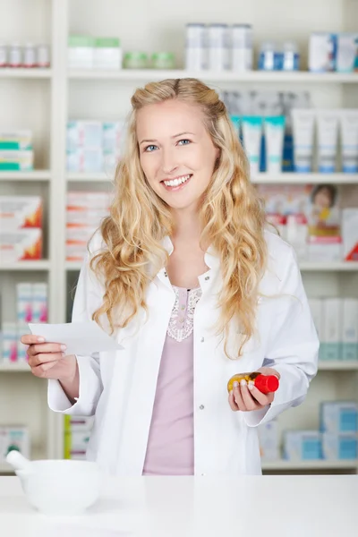 Feminino Farmacêutico Segurando Papel Prescrição e Garrafa Pílula — Fotografia de Stock