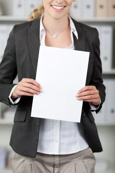 Бізнес-леді тримає чистий папір — стокове фото
