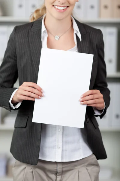 Empresaria sosteniendo papel en blanco — Foto de Stock