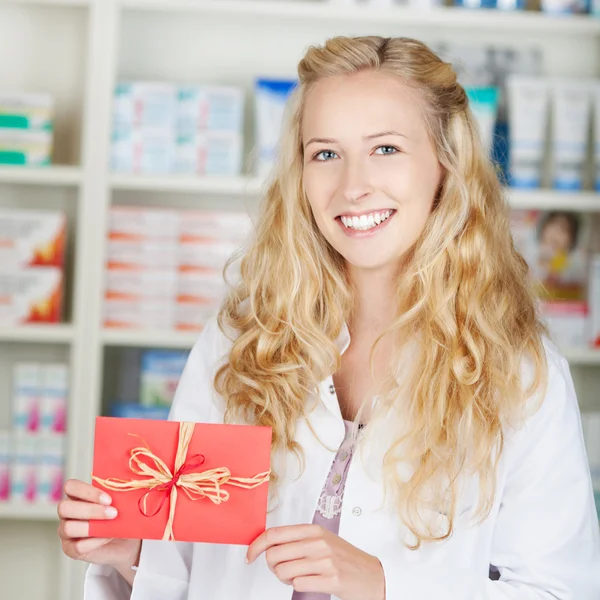 Apotheker met bonus coupon kaart gift — Stockfoto