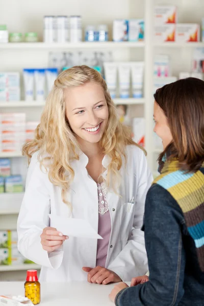 Blond apotheek scheikundige vrouw in drogisterij — Stockfoto