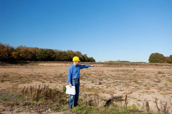 Architecte examinant le site de construction — Photo