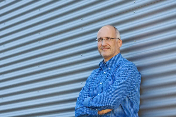 Businessman With Arms Crossed Leaning On Shutter — Stock Photo, Image