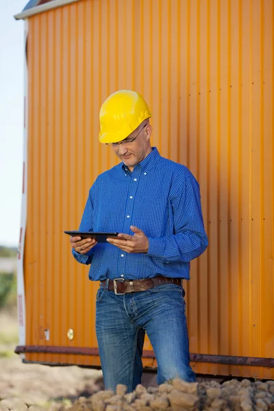 Arquiteto Masculino com Tablet Digital — Fotografia de Stock