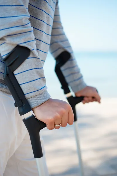 Injured Man standing with Crutches — Stock Photo, Image