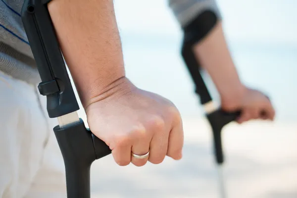 Uomo ferito che cerca di camminare sulle stampelle — Foto Stock