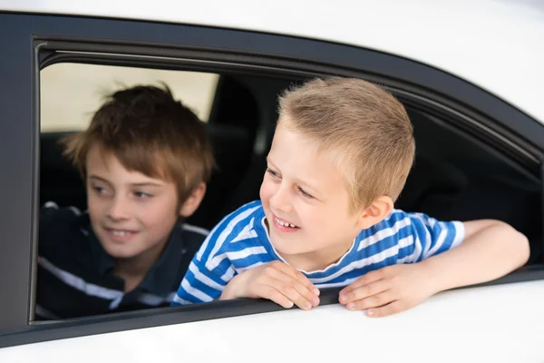 Pojkar i bilen — Stockfoto