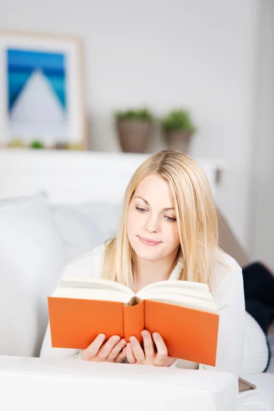 Donna bionda brillante che legge un libro — Foto Stock