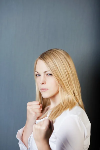 Сердитий молода блондинка жінка — стокове фото