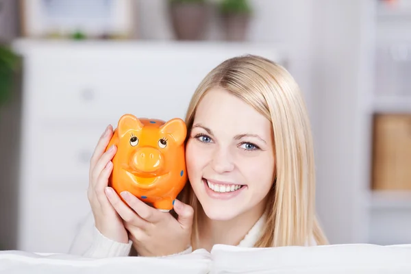 Junge Frau mit gelbem Sparschwein — Stockfoto