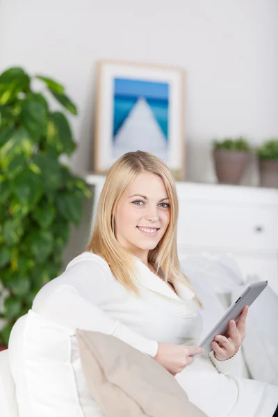 Unga leende kvinna med tablett — Stockfoto