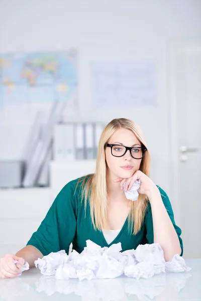 Blond jonge vrouw op zoek naar nieuwe idee — Stockfoto