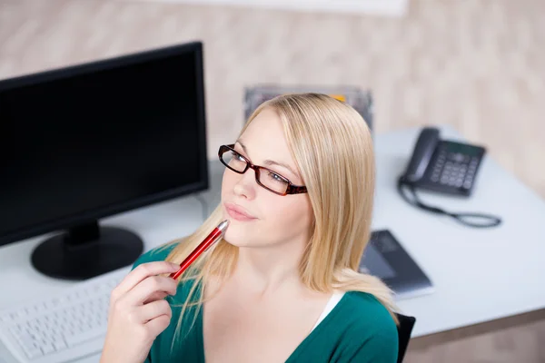 Mujer de negocios pensando en escritorio de la oficina — Foto de Stock