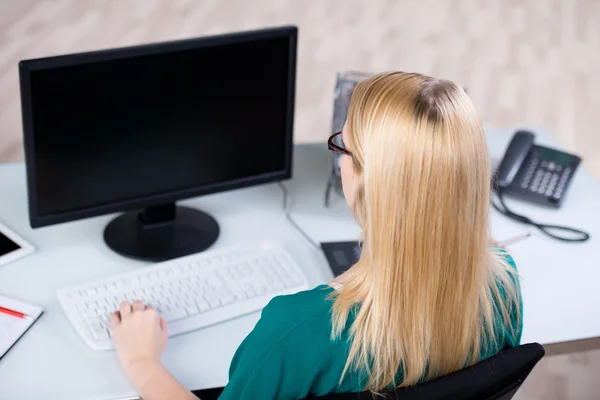 Blond zakenvrouw desktopcomputer gebruikt — Stockfoto