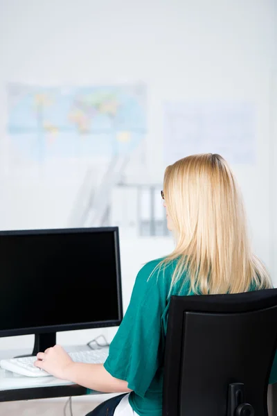 Businesswoman Using Desktop Computer — Stock Photo, Image