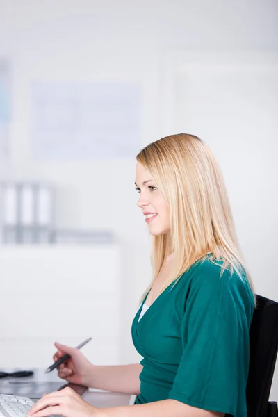 Diseñador gráfico femenino usando tableta — Foto de Stock