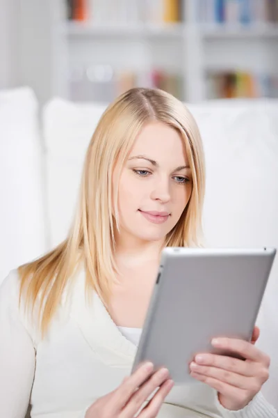 Mujer joven usando tableta digital — Foto de Stock