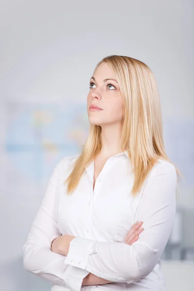 Gros plan d'une jeune femme qui regarde vers le haut — Photo